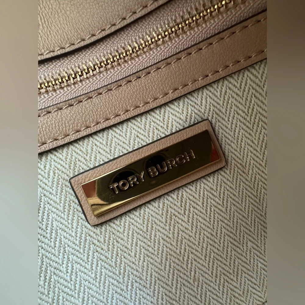 Tory Burch Cream Pebble Leather Kira Clutch with Gold Logo - Picture 8 of 10